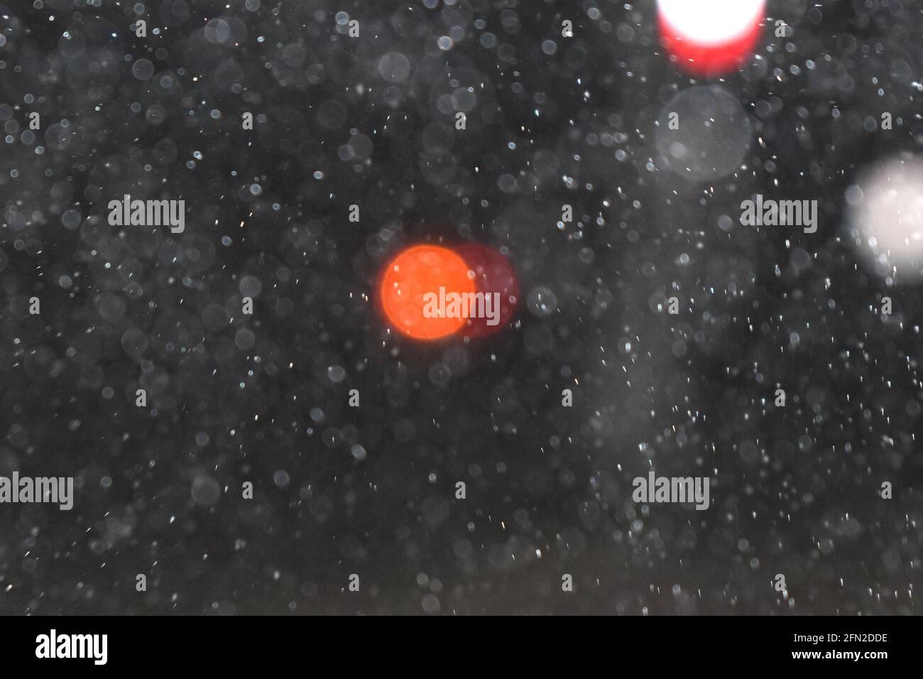 Heavy Nacht Nebel mit abgehängten Wassertropfen und Licht Down Die Straße in Bokeh Stockfoto