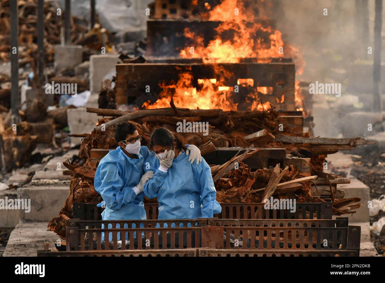 Familienmitglieder von Vijay Raju, der an der Coronavirus-Krankheit (COVID-19) starb, trauern vor seiner Krematoriumserkrankung am 13. Mai 2021 in einem Krematorium im Dorf Giddenahalli am Stadtrand von Bengaluru, Indien. REUTERS/Samuel Rajkumar Stockfoto