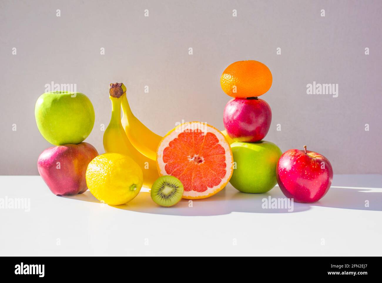 Set aus verschiedenen bunten Früchten unter Sonnenlicht Stockfoto