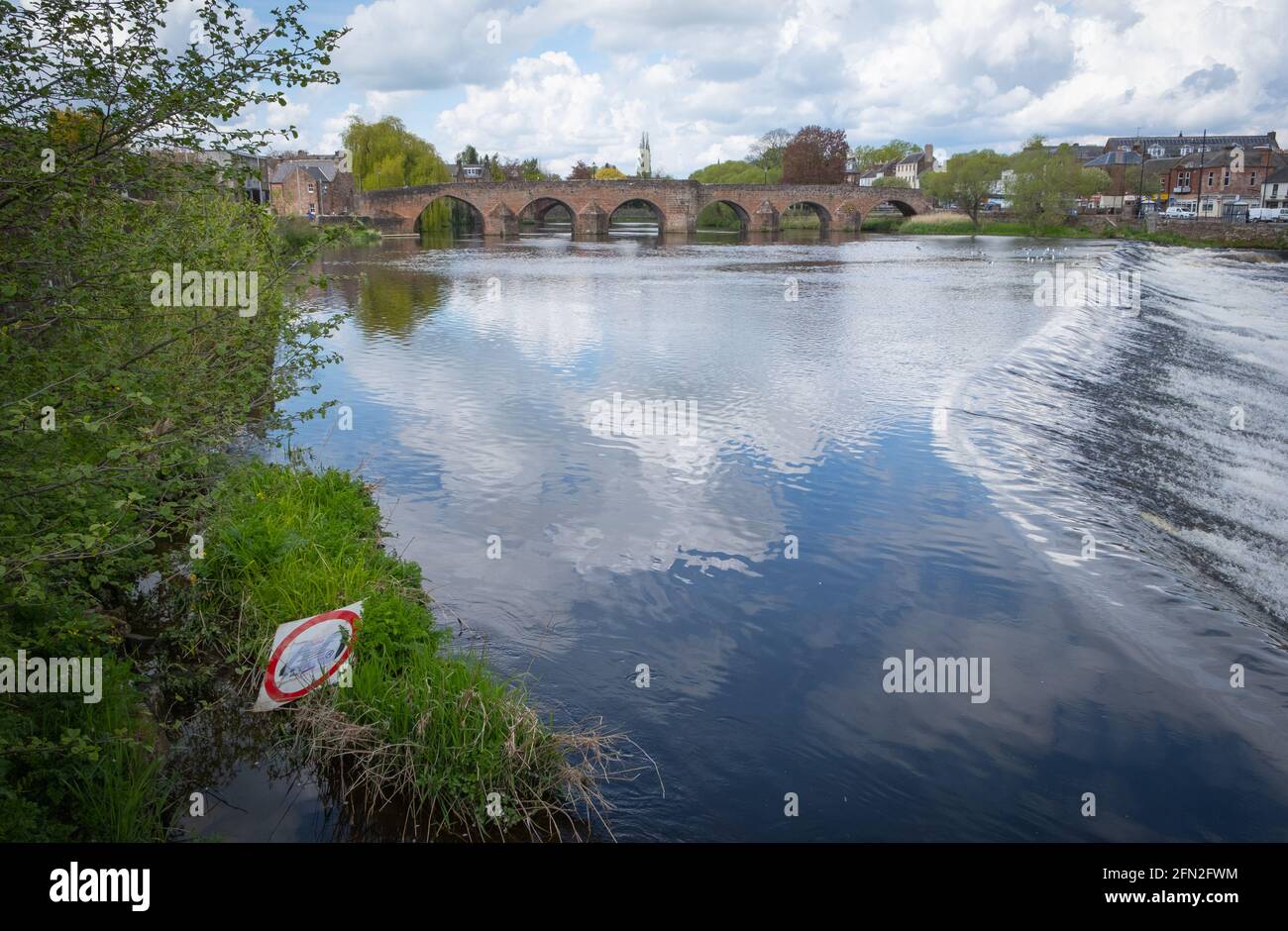 Blick auf den Rausch an den Whitesands in Dumfries, Schottland. Ein öffentliches Informationsschild über Covid 19 wurde in den Fluss Nith geworfen. Stockfoto