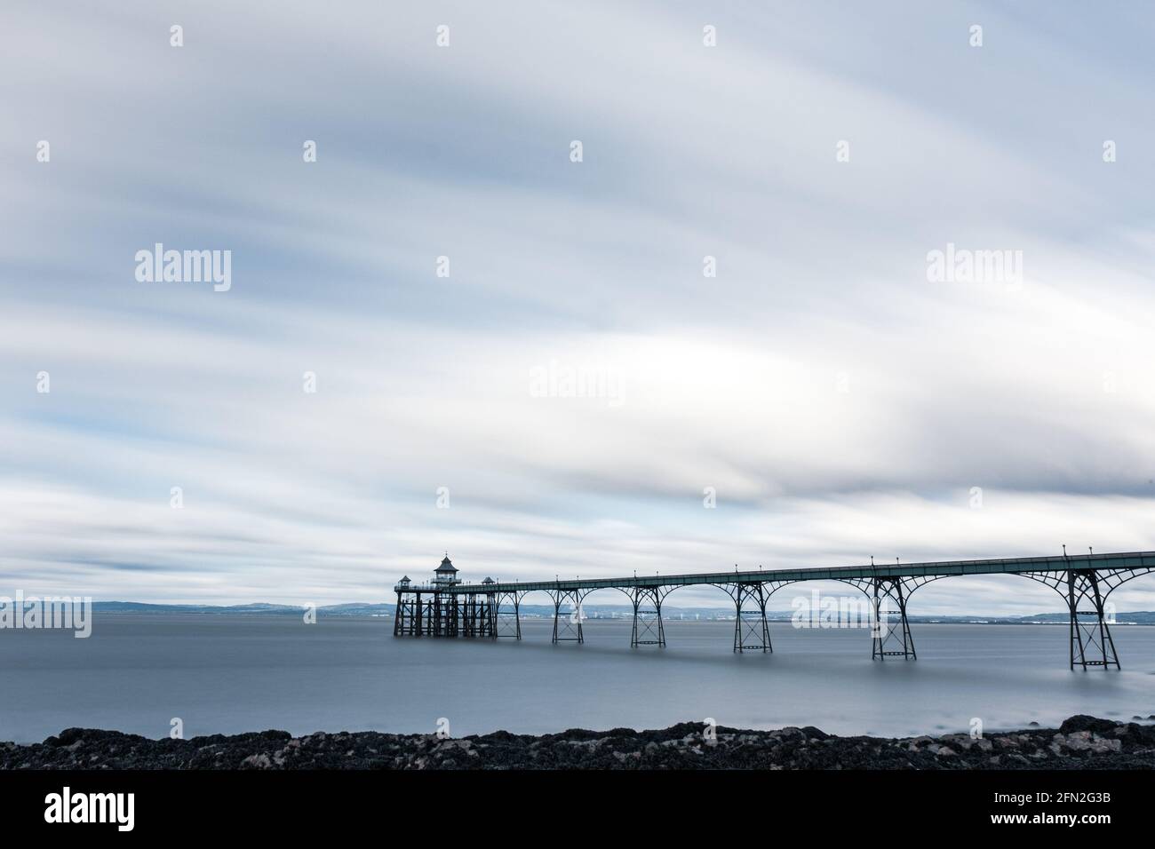 Der viktorianische Pier in Clevedon in Somerset in extremer Langzeitbelichtung. Stockfoto