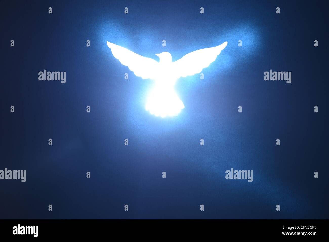 Heiliger Geist, Taube Silhouette in blauem Licht. Für religiöse Veranstaltungen. Stockfoto