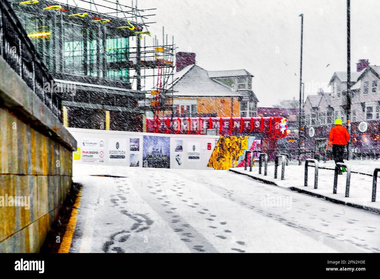 Bauarbeiten an der spanischen Stadt, in Whitley Bay während eines Schneesturms Stockfoto