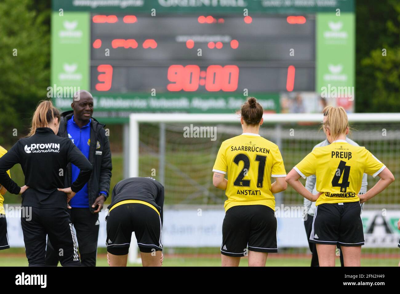 Aschheim, Deutschland. Mai 2021. Saarbrücken Spieler und Anzeigetafel nach dem 2. Fußball-Bundesliga-Spiel zwischen FC Bayern München II und 1. FC Saarbrücken im Sportpark Aschheim, Deutschland. Kredit: SPP Sport Pressefoto. /Alamy Live News Stockfoto