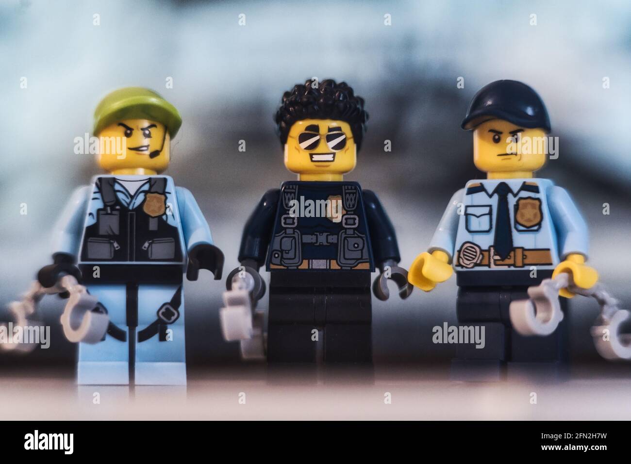 MÜNCHEN, 12. Mai 2021: LEGO-Figuren von Polizisten, die in einer Gruppe  zusammenstehen. Konzept für Polizeibeamte und Strafverfolgungsbehörden  Stockfotografie - Alamy