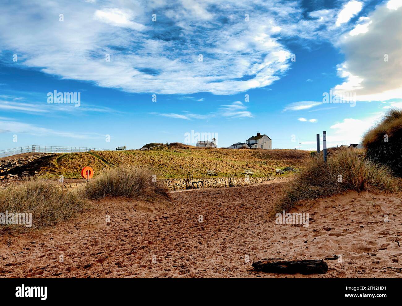 Ein ruhiger Tag am Strand von Seaton Sluice in Northumberland im Norden Englands. Stockfoto