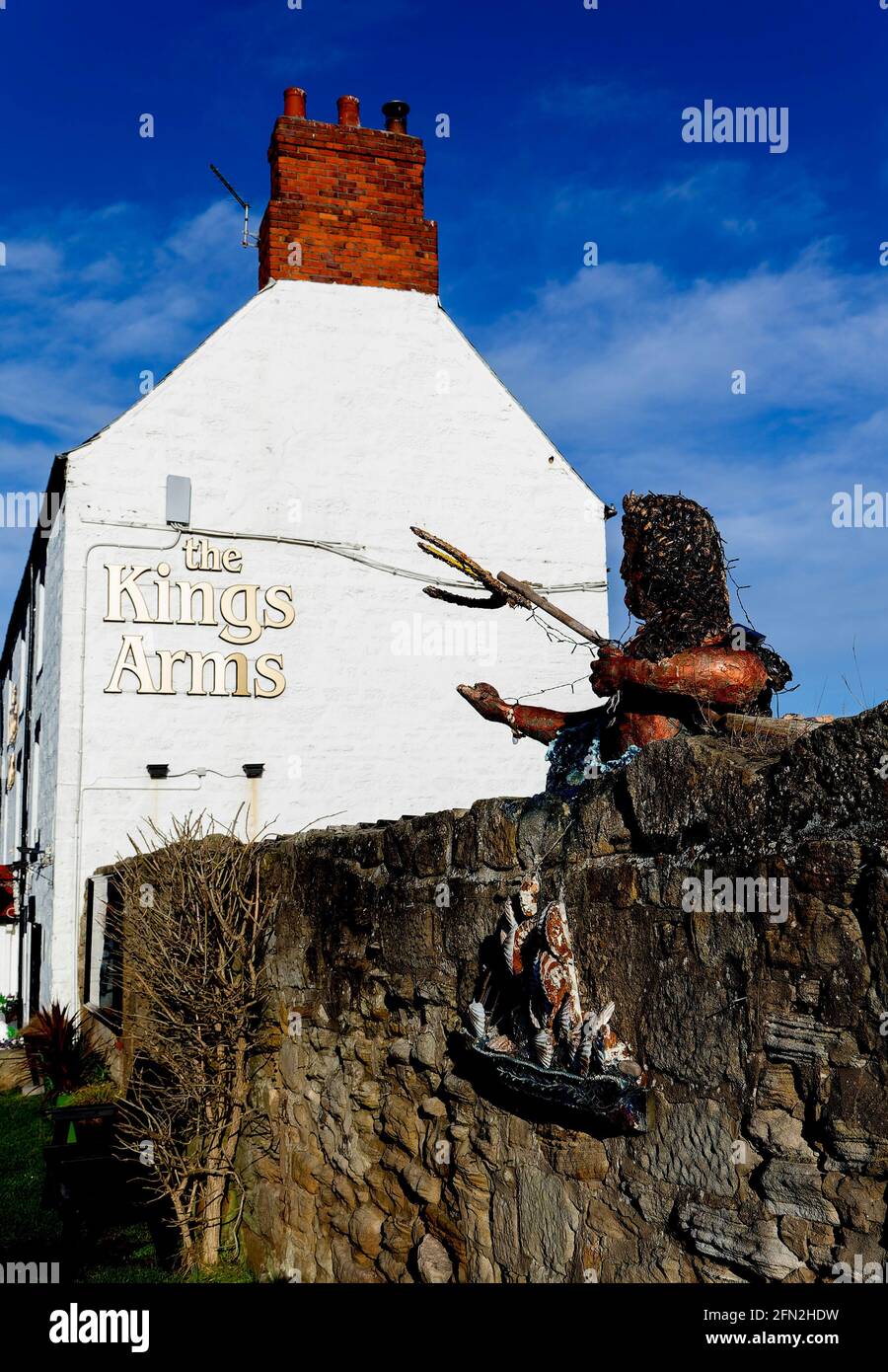 Die skurrile Statue blickt auf den King’s Arms Pub in Seaton Sluice, Northumberland im Norden Englands Stockfoto