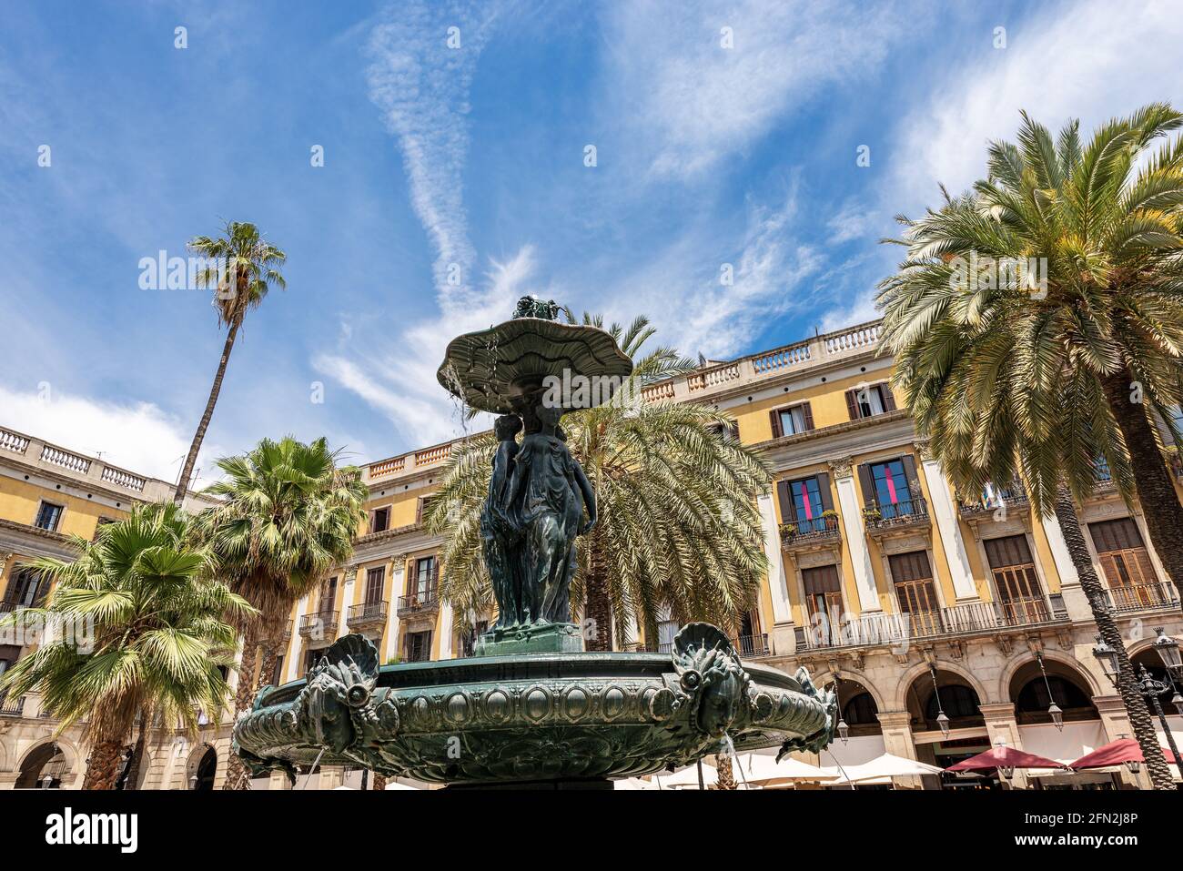 Barcelona, Bronzebrunnen der drei Grazien in Placa Reial (Plaza Real oder Royal Plaza), Stadtplatz im Barri Gotic Viertel, Katalonien, Spanien. Stockfoto