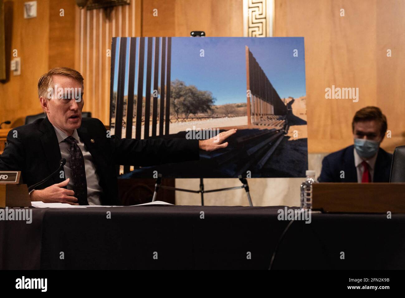 Senator James Lankford, R-OK, zeigt auf ein Foto während einer Anhörung des Ausschusses für innere Sicherheit und Regierungsangelegenheiten des Senats auf dem Capitol Hill in Washington, Donnerstag, 13. Mai 2021 Foto von Graeme Jennings/Pool/ABACAPRESS.COM Stockfoto