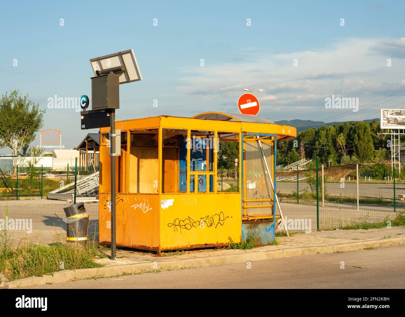 Einfache bescheidene Bushaltestelle in den Vororten von Sofia, Bulgarien, Osteuropa, EU Stockfoto