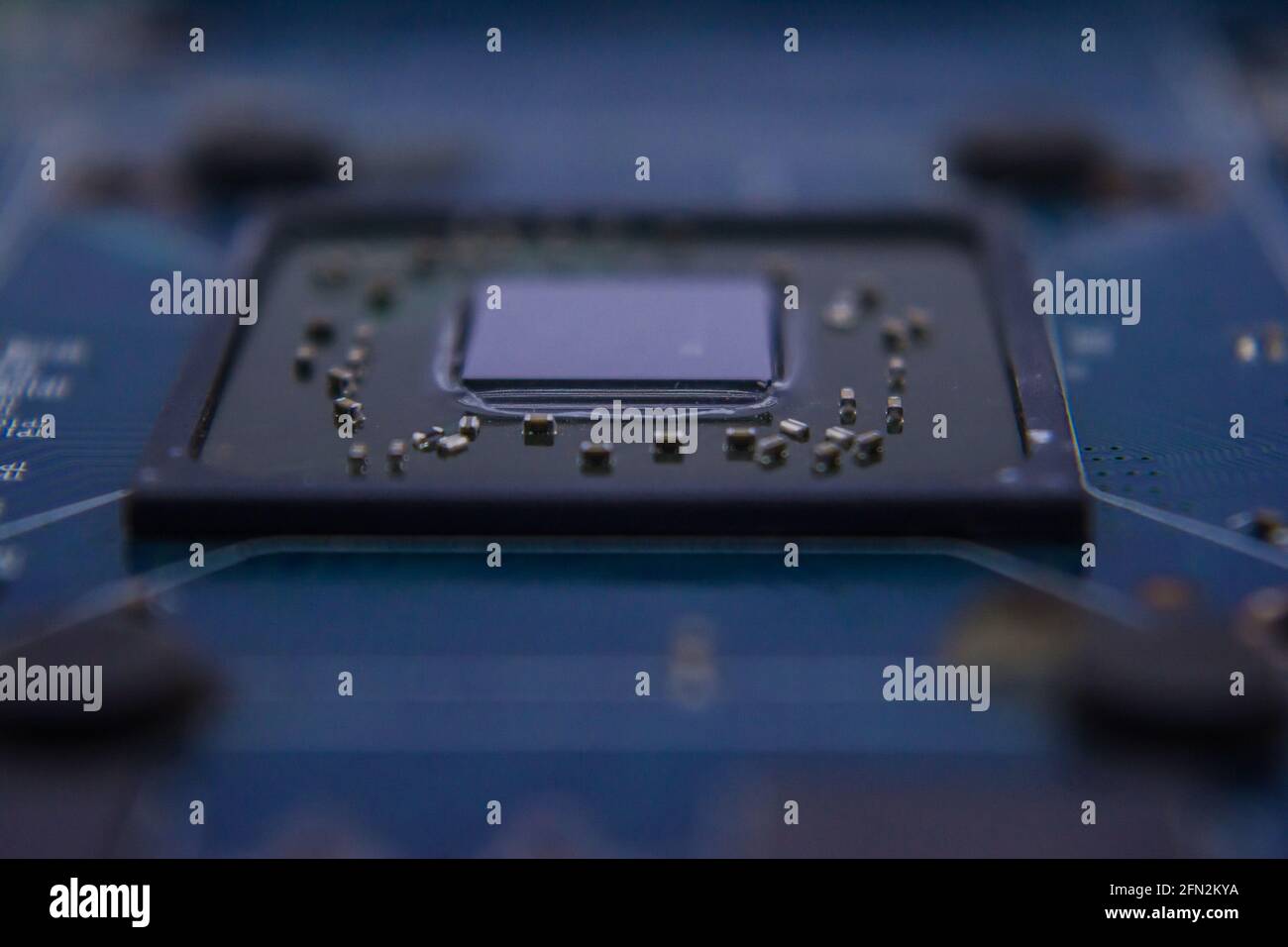 Grafikkartenprozessoren. Makroansicht einer futuristischen Elektronikplatine mit Mikrochips und Prozessoren. Technologie-Hintergrundkonzept. Selektiv Stockfoto