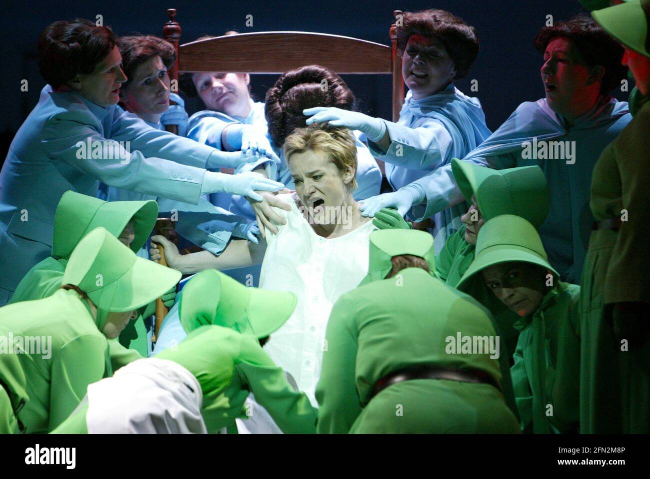 Geburt - Mary Nelson (Janine / Ofwarren) in DER GESCHICHTE DER MAGD's an der English National Opera (ENO), London Coliseum, London WC2 03/04/2003 Musik: Poul Ruders Libretto: Paul Bentley nach dem Roman von Margaret Atwood Dirigent: Elgar Howarth Gestaltung: Peter McKintosh Beleuchtung: Simon Mills Choreograph: Andrew George Regie: Phyllida Lloyd Stockfoto