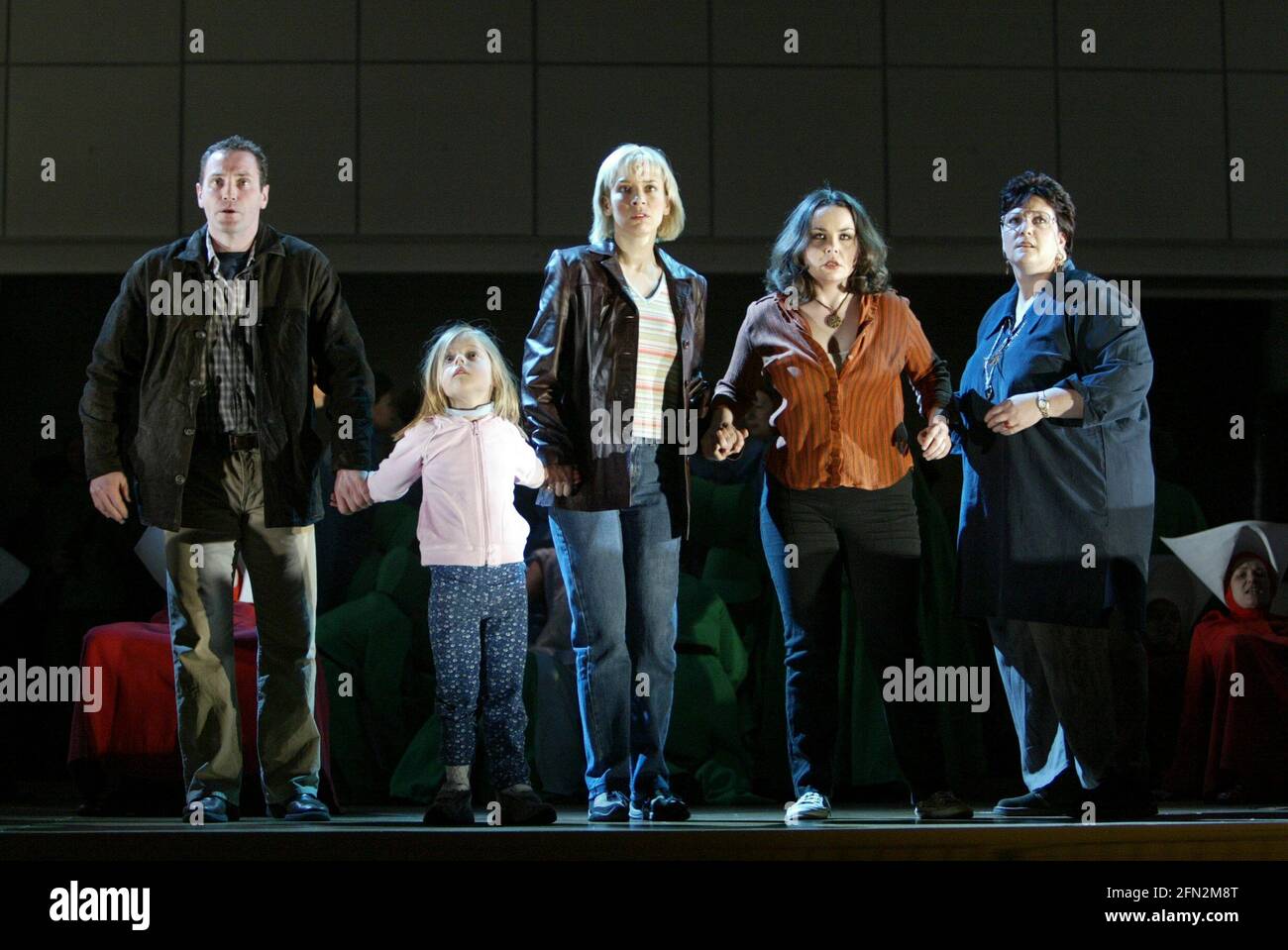 Die Zeit davor - l-r: Andrew Rees (Luke), Isabella Sandor (Tochter des Offred), Heather Shipp (offred), Alison Roddy (Moira), Liane Keegan (Mutter des Offred) in DER GESCHICHTE DER MAGD's S an der English National Opera (ENO), London Coliseum, London WC2 03/04/2003 Musik: Poul Ruders Libretto: Paul Bentley nach dem Roman von Margaret Atwood Elgar Howarth Design: Peter McKintosh Beleuchtung: Simon Mills Choreograph: Andrew George Regie: Phyllida Lloyd Stockfoto