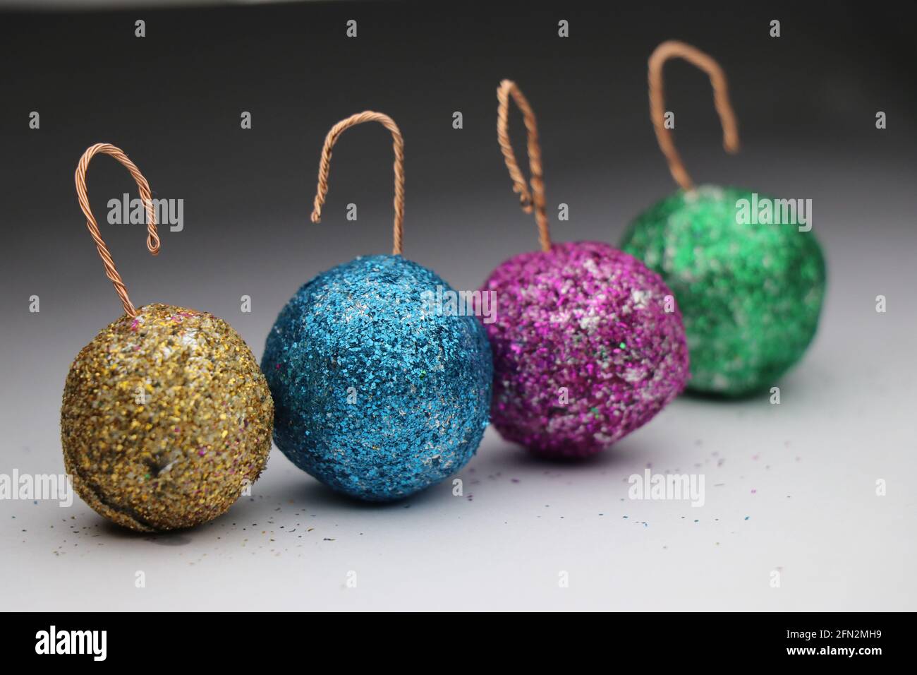 Ornamente für Weihnachten verwendet bei der Dekoration Weihnachtsbäume. Hausgemachte dekorative Kugeln für Weihnachten Stockfoto