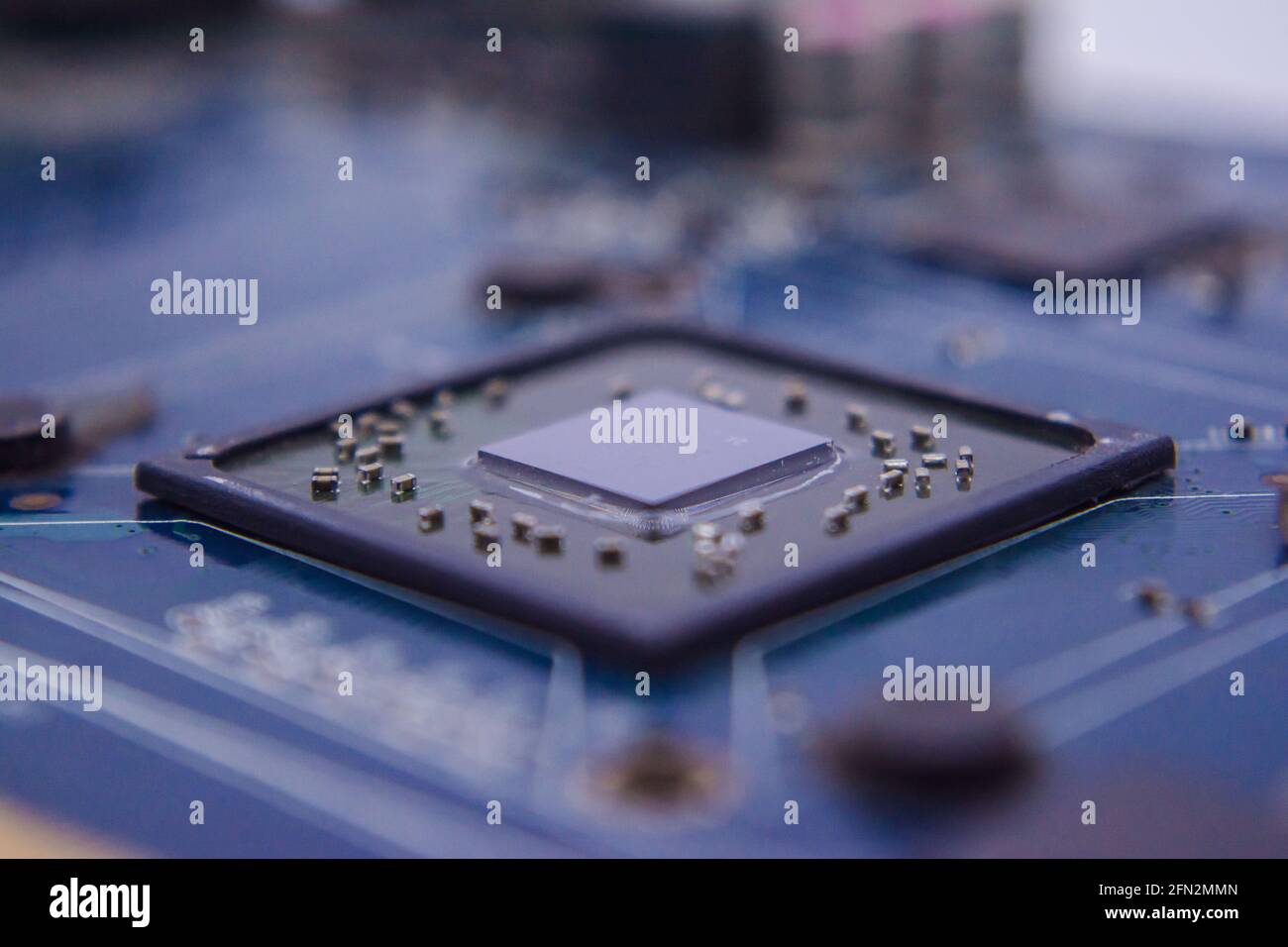 Grafikkartenprozessoren. Makroansicht einer futuristischen Elektronikplatine mit Mikrochips und Prozessoren. Technologie-Hintergrundkonzept. Selektiv Stockfoto
