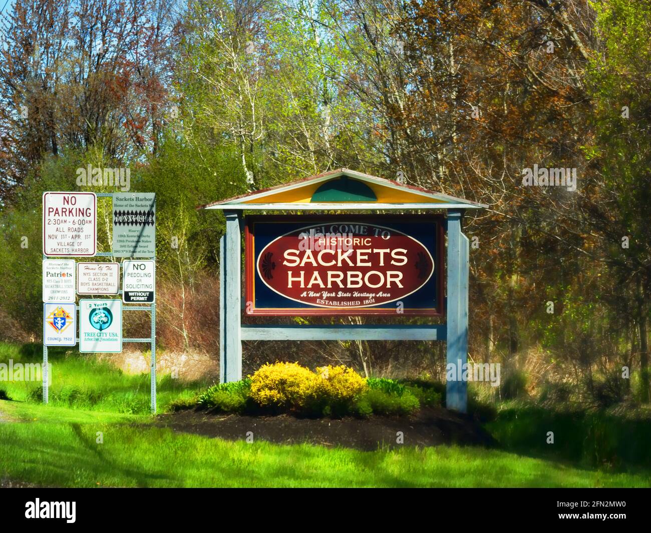 Sackets Harbour, New York, USA. 12. Mai 2021. Begrüßungsschild nach Sackets Harbour, New York Stockfoto