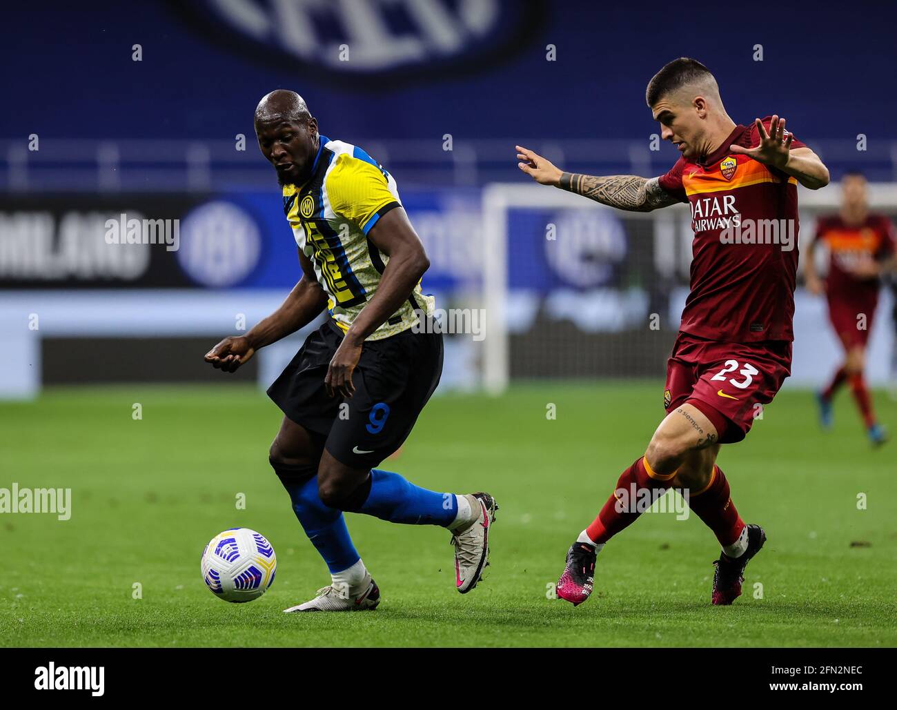 Mailand, Italien. Mai 2021. Romelu Lukaku vom FC Internazionale kämpft während des Fußballspiels der Serie A 2020/21 zwischen dem FC Internazionale und AS Roma im Giuseppe Meazza Stadium um den Ball gegen Gianluca Mancini von AS Roma.(Endstand; FC Internazionale 3 - 1 AS Roma) (Foto: Fabrizio Carabelli/SOPA Images/Sipa USA) Quelle: SIPA USA/Alamy Live News Stockfoto