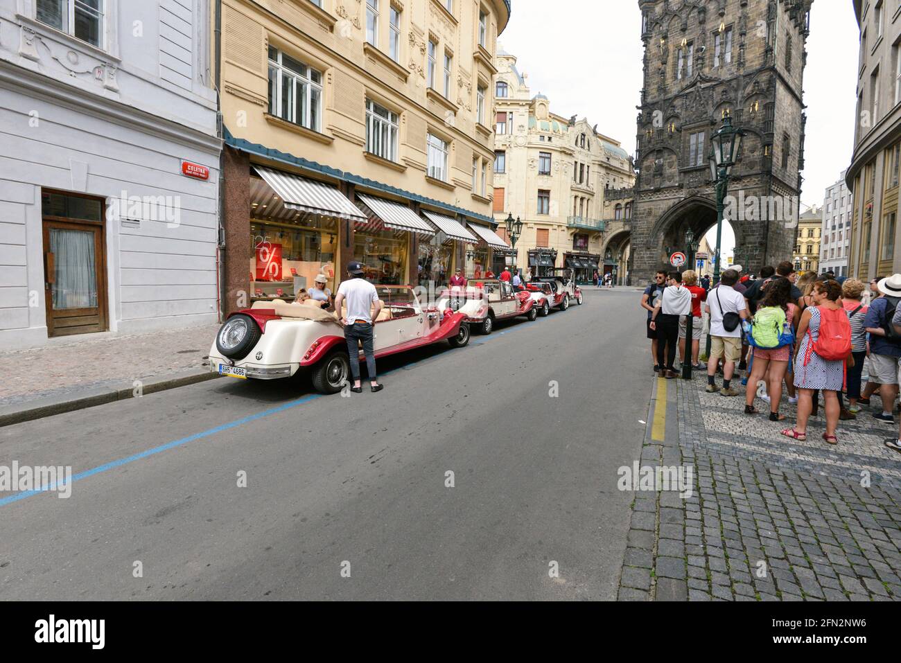 Prag Old Car Auto im Zentrum von Prag. Das Unternehmen verwendet restaurierte historische Fahrzeuge, die von 1928 bis 1935 hergestellt wurden, und die Touren sind sehr beliebt. Stockfoto