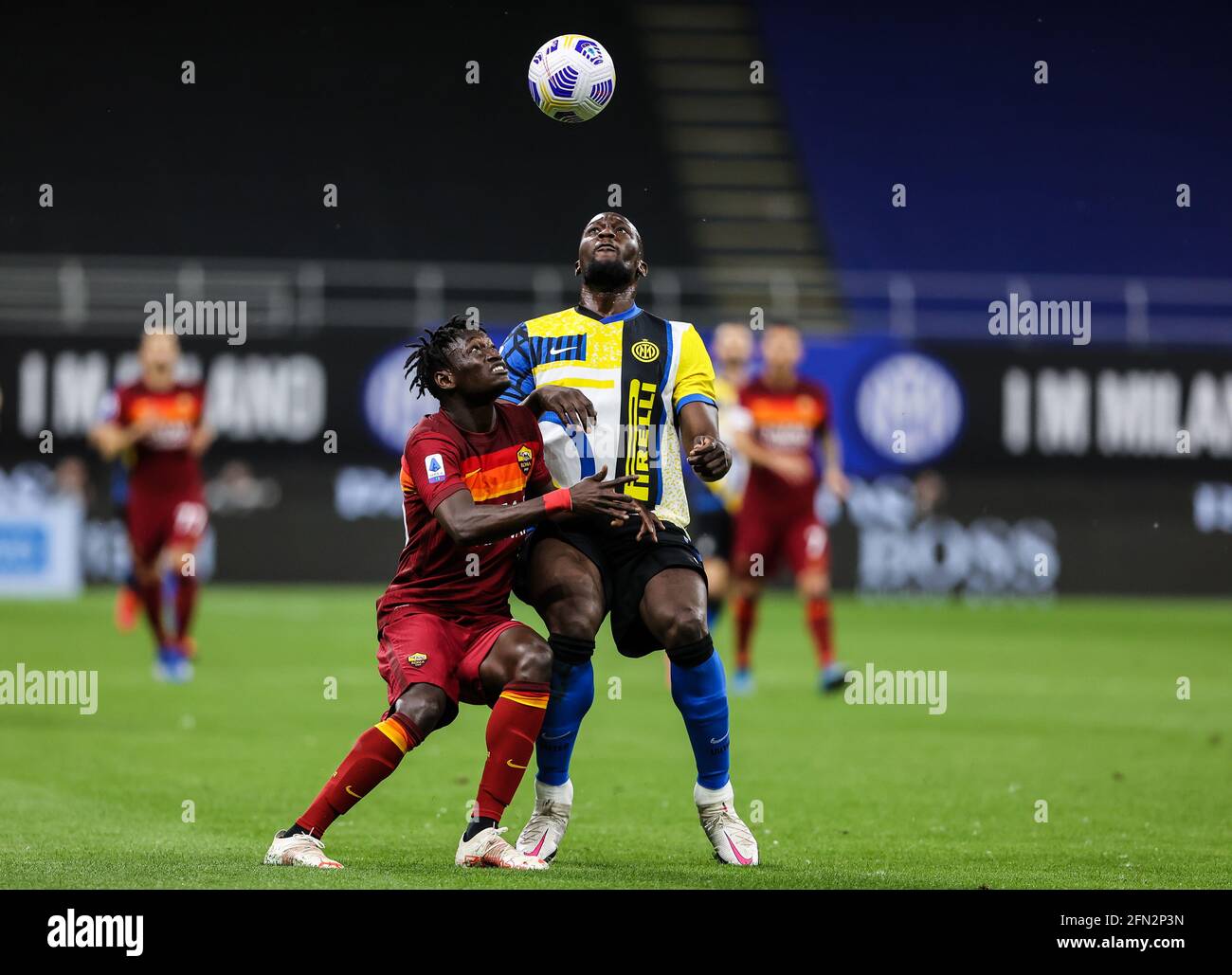 Romelu Lukaku vom FC Internazionale kämpft während des italienischen Meisterschaftsspiels Serie A zwischen dem FC Internazionale und AS Roma am 12. Mai 2021 im Giuseppe Meazza dtadium in Mailand, Italien, um den Ball gegen Ebrima Darboe von AS Roma - Foto Fabrizio Carabelli / Fabrizio Carabelli Images / DPPI Stockfoto