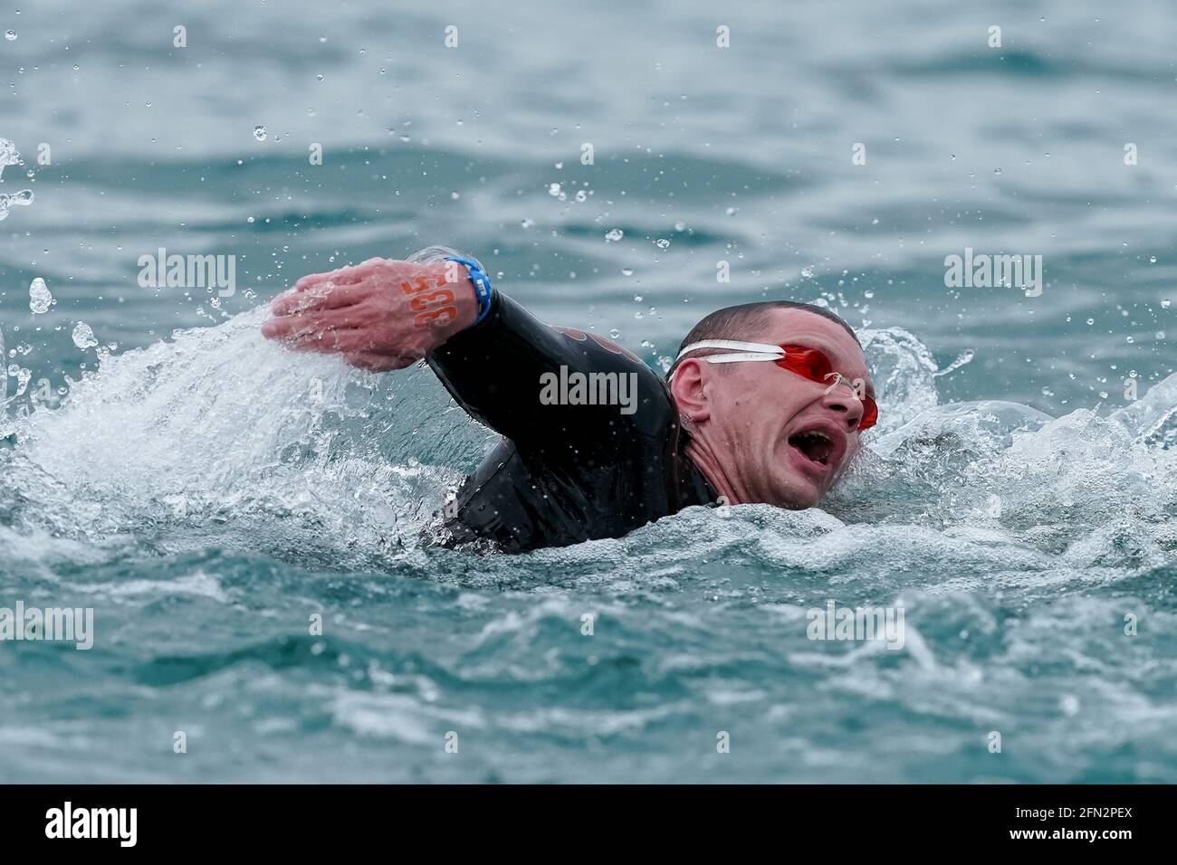 Budapest, Ungarn. Mai 2021. BUDAPEST, UNGARN - 13. MAI: Lars Bottelier aus den Niederlanden, der während der LEN-Europameisterschaft im Freiwasserschwimmen am Lupa-See am 13. Mai 2021 in Budapest, Ungarn, an den 10 km der Männer teilnimmt (Foto: Andre Weening/Orange Picics) Credit: Orange Pics BV/Alamy Live News Stockfoto