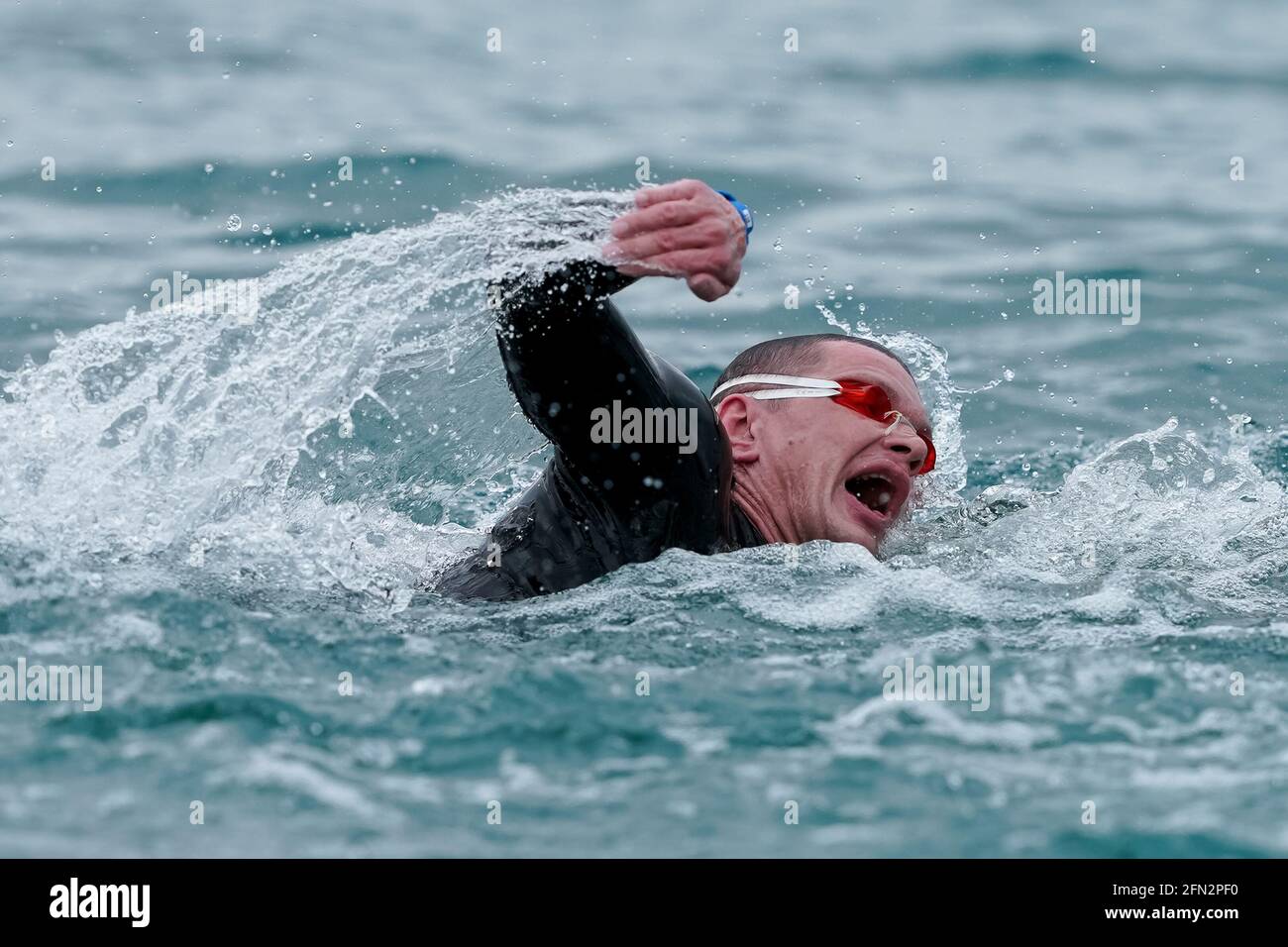 Budapest, Ungarn. Mai 2021. BUDAPEST, UNGARN - 13. MAI: Lars Bottelier aus den Niederlanden, der während der LEN-Europameisterschaft im Freiwasserschwimmen am Lupa-See am 13. Mai 2021 in Budapest, Ungarn, an den 10 km der Männer teilnimmt (Foto: Andre Weening/Orange Picics) Credit: Orange Pics BV/Alamy Live News Stockfoto