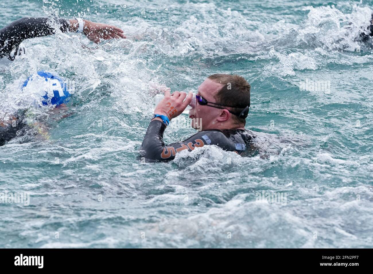Budapest, Ungarn. Mai 2021. BUDAPEST, UNGARN - 13. MAI: Lars Bottelier aus den Niederlanden, der während der LEN-Europameisterschaft im Freiwasserschwimmen am Lupa-See am 13. Mai 2021 in Budapest, Ungarn, an den 10 km der Männer teilnimmt (Foto: Andre Weening/Orange Picics) Credit: Orange Pics BV/Alamy Live News Stockfoto