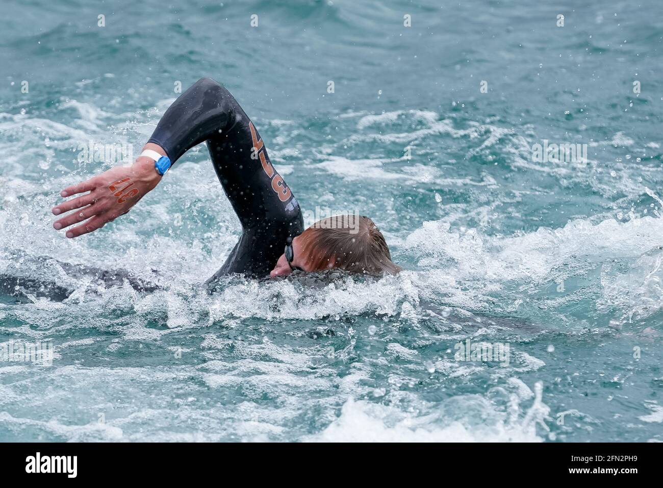 Budapest, Ungarn. Mai 2021. BUDAPEST, UNGARN - 13. MAI: Fähre Weertman aus den Niederlanden, die während der LEN-Europameisterschaft im Freiwasserschwimmen am Lupa-See am 13. Mai 2021 in Budapest, Ungarn, an den 10 km der Männer teilnimmt (Foto: Andre Weening/Orange Picics) Credit: Orange Pics BV/Alamy Live News Stockfoto