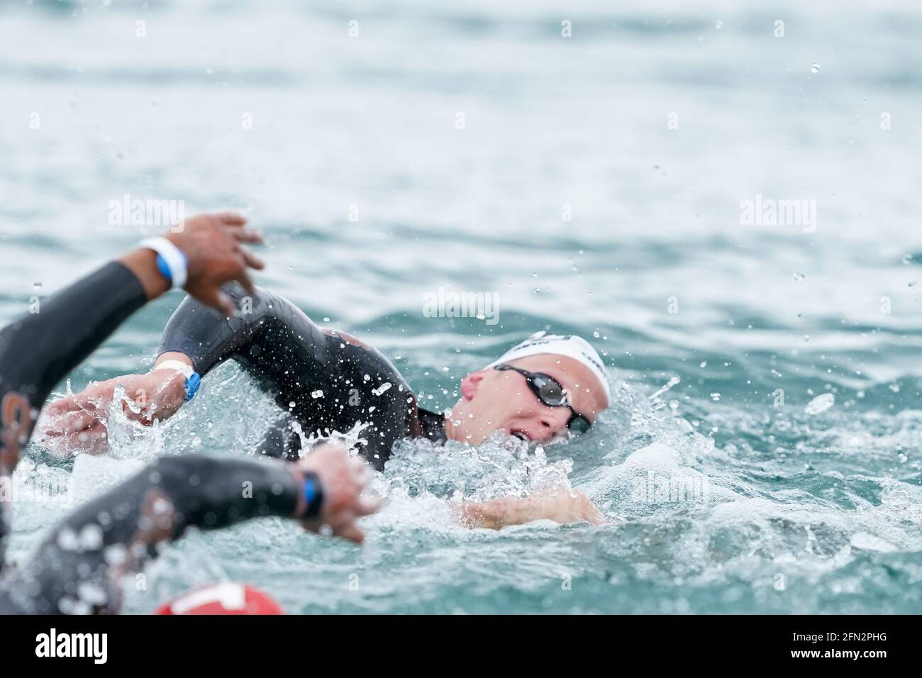 Budapest, Ungarn. Mai 2021. BUDAPEST, UNGARN - 13. MAI: Fähre Weertman aus den Niederlanden, die während der LEN-Europameisterschaft im Freiwasserschwimmen am Lupa-See am 13. Mai 2021 in Budapest, Ungarn, an den 10 km der Männer teilnimmt (Foto: Andre Weening/Orange Picics) Credit: Orange Pics BV/Alamy Live News Stockfoto