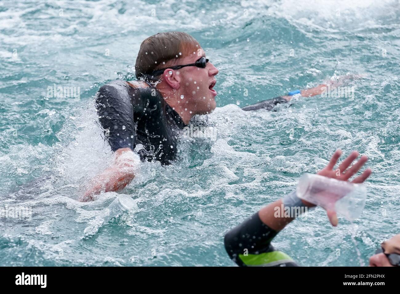 Budapest, Ungarn. Mai 2021. BUDAPEST, UNGARN - 13. MAI: Fähre Weertman aus den Niederlanden, die während der LEN-Europameisterschaft im Freiwasserschwimmen am Lupa-See am 13. Mai 2021 in Budapest, Ungarn, an den 10 km der Männer teilnimmt (Foto: Andre Weening/Orange Picics) Credit: Orange Pics BV/Alamy Live News Stockfoto
