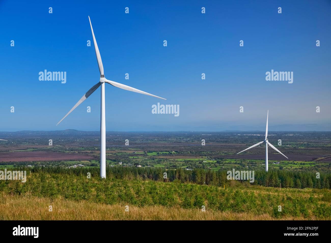 Irland, County Roscommon, Strokestown, Sliabh Bawn Windfarm und Freizeitbereich mit midland-Moorlandschaften im Hintergrund. Stockfoto