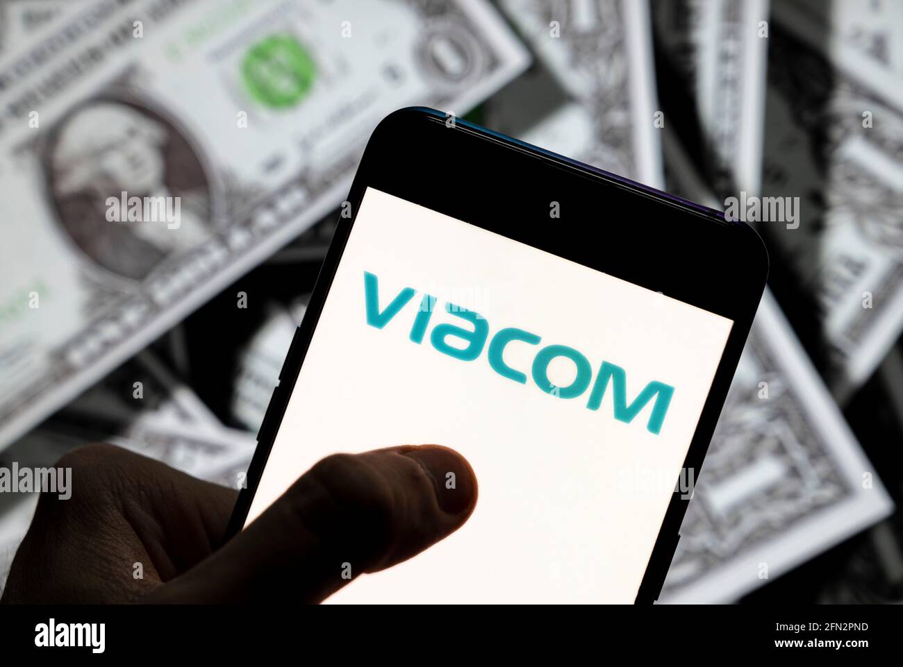 China. April 2021. In dieser Fotolabbildung ist das US-amerikanische multinationale Massenmedien-Konglomerat Viacom-Logo auf einem Smartphone mit US-Dollar-Währung im Hintergrund zu sehen. (Foto von Budrul Chukrut/SOPA Images/Sipa USA) Quelle: SIPA USA/Alamy Live News Stockfoto