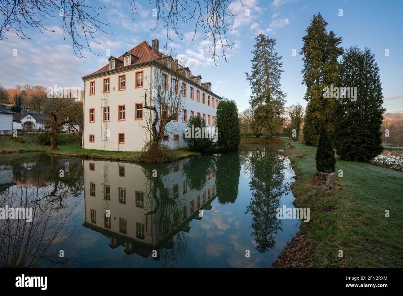 LINDLAR, 15. APRIL 2021: Schloss Georghausen bei Lindlar mit Wasserspiegelung am Abend des 15. April 2021 im Bergischen Land, Ge Stockfoto