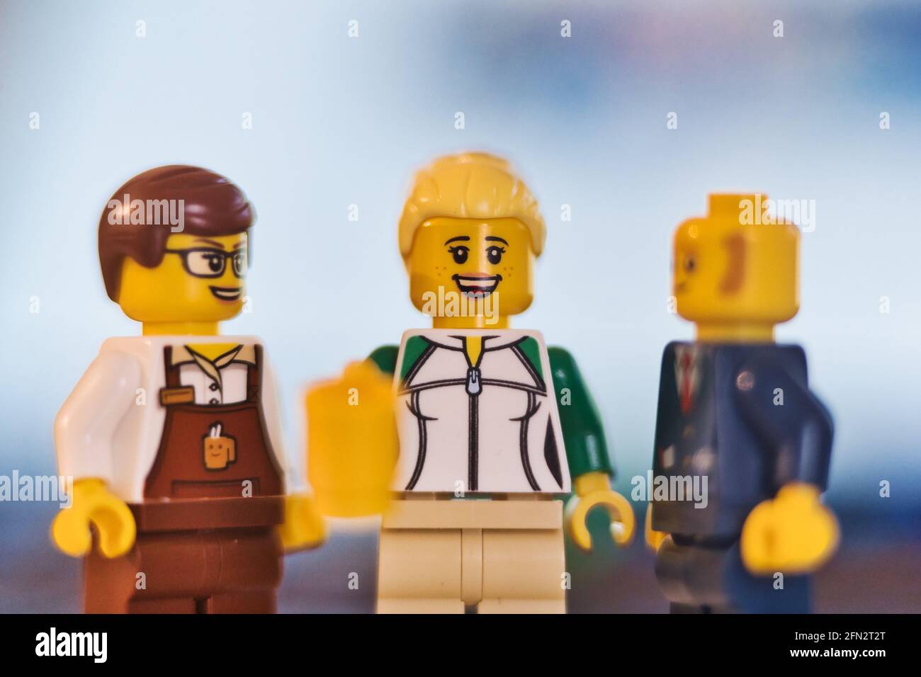 MÜNCHEN, 13. Mai 2021: LEGO-Figuren von Büromitarbeitern stehen zusammen.  Geschäftstreffen am Morgen mit frischem Kaffee Stockfotografie - Alamy