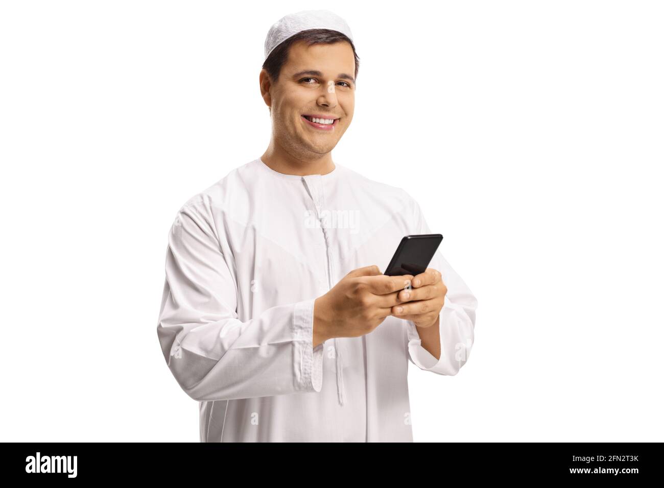 Junger muslimischer Mann, der ein Smartphone benutzt und die Kamera anschaut Isoliert auf weißem Hintergrund Stockfoto