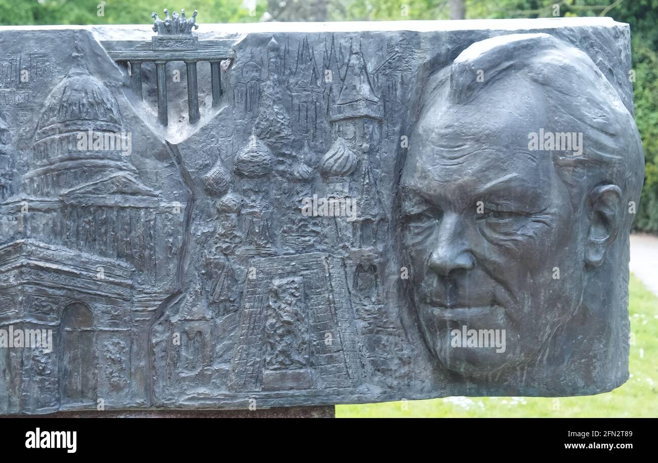 Teil des Bronzereliefs von Bundeskanzler Willy Brandt Und Konrad Adenauer von der Künstlerin Grigory Yastrebenetzki Stockfoto
