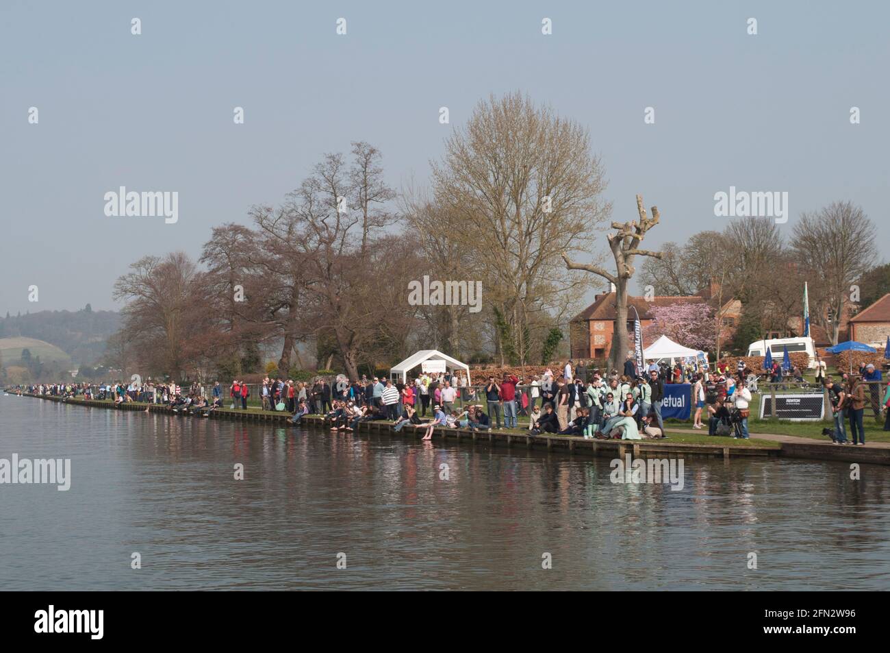 Zuschauer bei der Regatta Henley auf der Themse Stockfoto