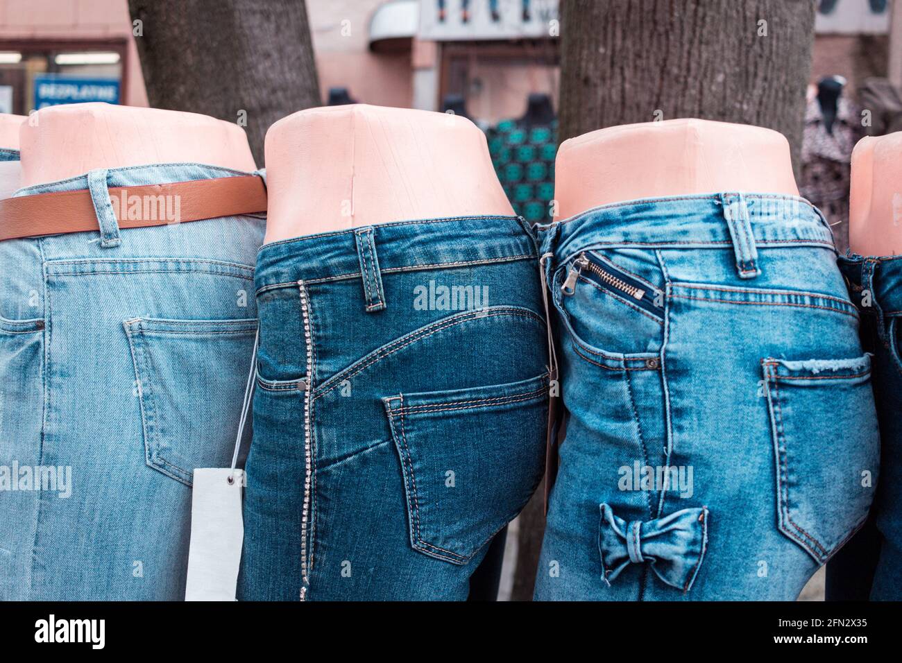 Blaue Denim-Hose auf Schaufensterpuppen auf der Straße Stockfoto