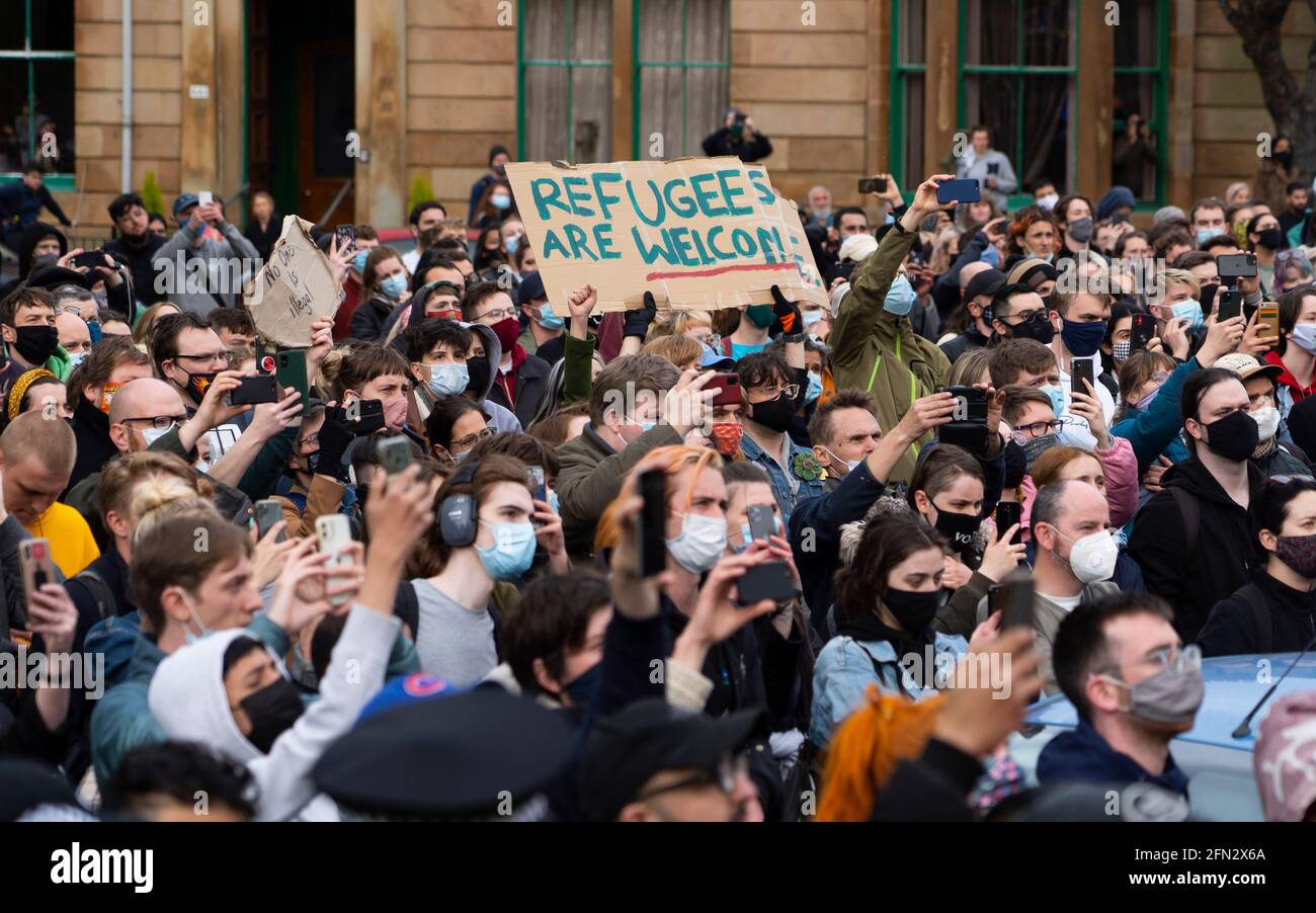Glasgow, Schottland, Großbritannien. Mai 2021. Gegen 5.30 Uhr ließ die Polizei zwei Männer aus einem Haftfahrzeug des Innenministeriums frei. In Begleitung des Anwalts Aamer Anwar gingen die Männer zu einer nahe gelegenen Moschee, umgeben von Hunderten von Polizisten und Unterstützern, die zuvor das Fahrzeug umzingelt hatten und auf der Straße saßen. Kredit: Iain Masterton/Alamy Live Nachrichten Stockfoto