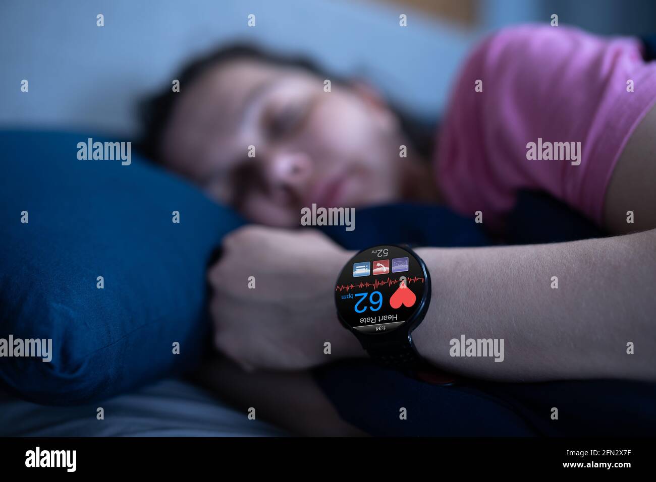 Tragbare Schlafüberwachung Herzfrequenzsensor Smartwatch Im Bett Stockfoto