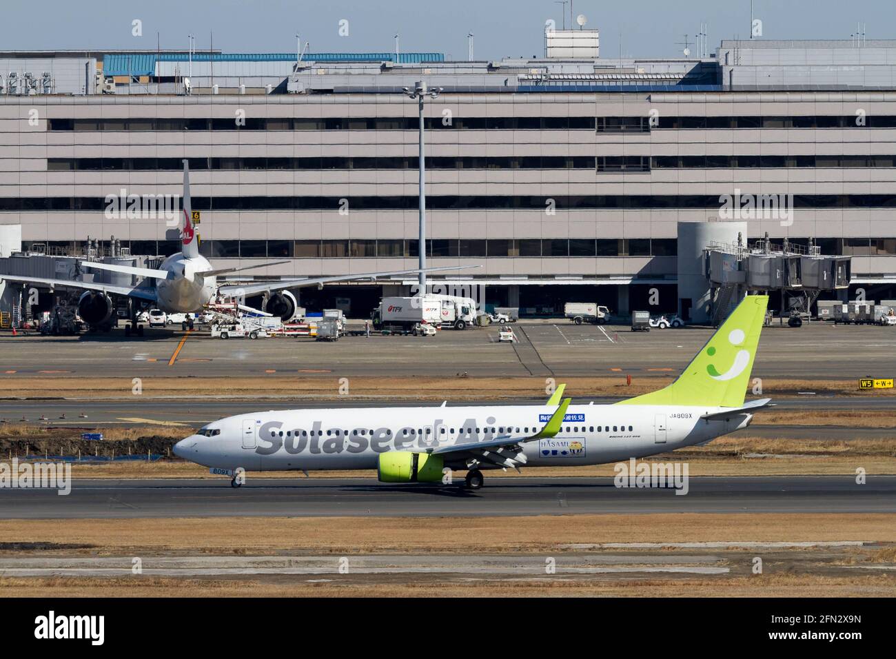 Eine Boeing 737-800, die von Solaseed Air am Haneda International Airport betrieben wird. Stockfoto