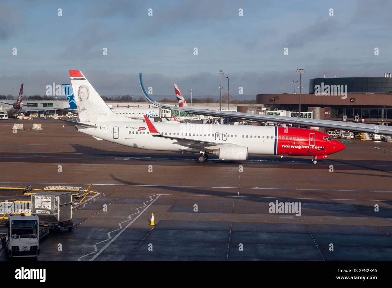 Eine Boeing 737-800 von Norwegian Airlines mit einem Porträt von Sonja Henie im Heckflugzeug am Flughafen Heathrow. Stockfoto
