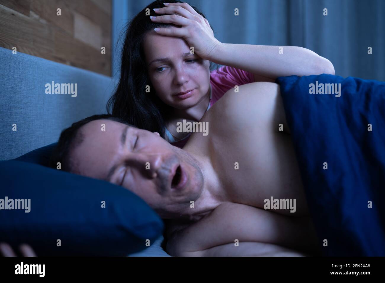 Schlafapnoe Schnoringstörung. Verärgerte Frau Und Schnorender Mann Stockfoto