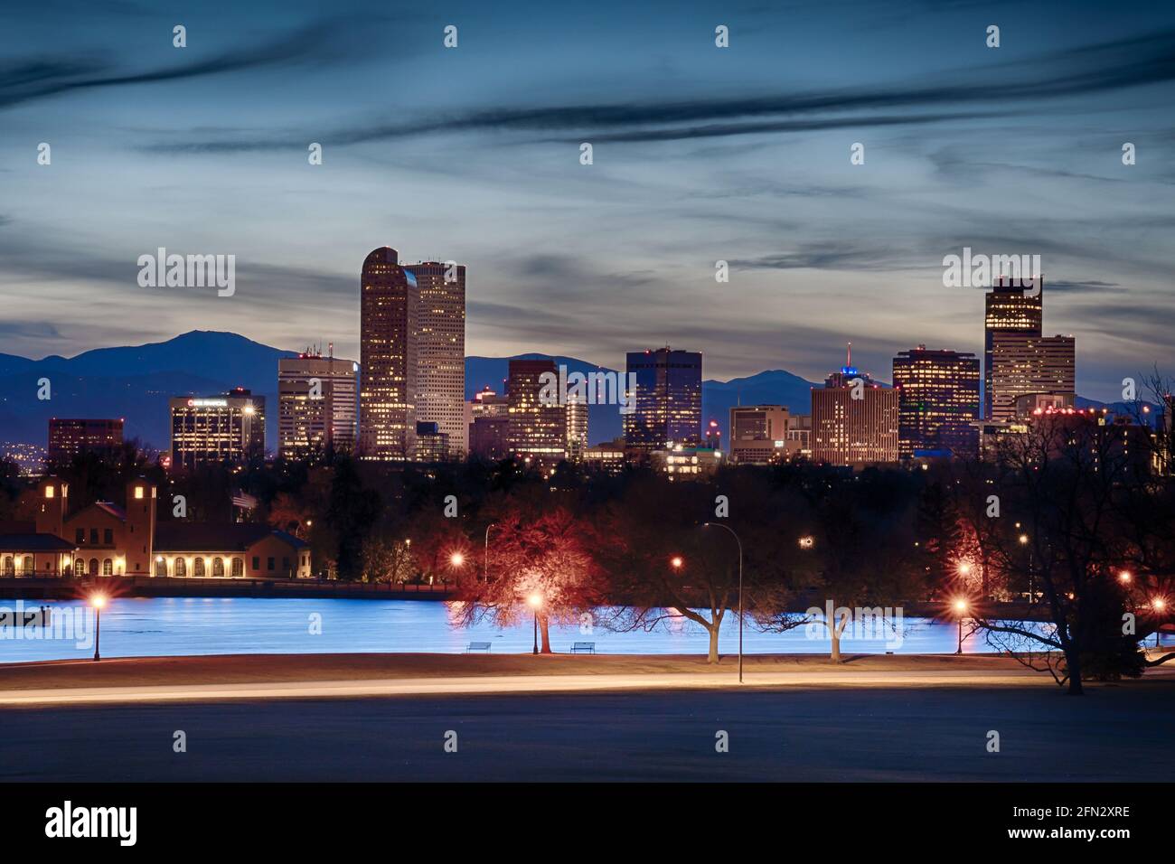 Denver, Colorado Skyline bei Nacht mit den Rocky Mountains im Hintergrund Stockfoto