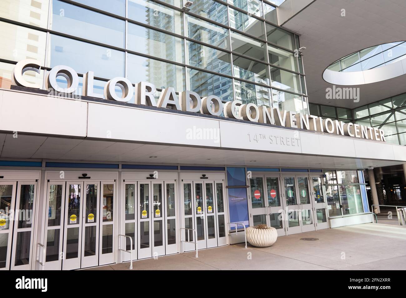 Denver, CO - 7. März 2021: Eingang und Schild für das Denver Convention Center in der Innenstadt von Denver, Colorado Stockfoto