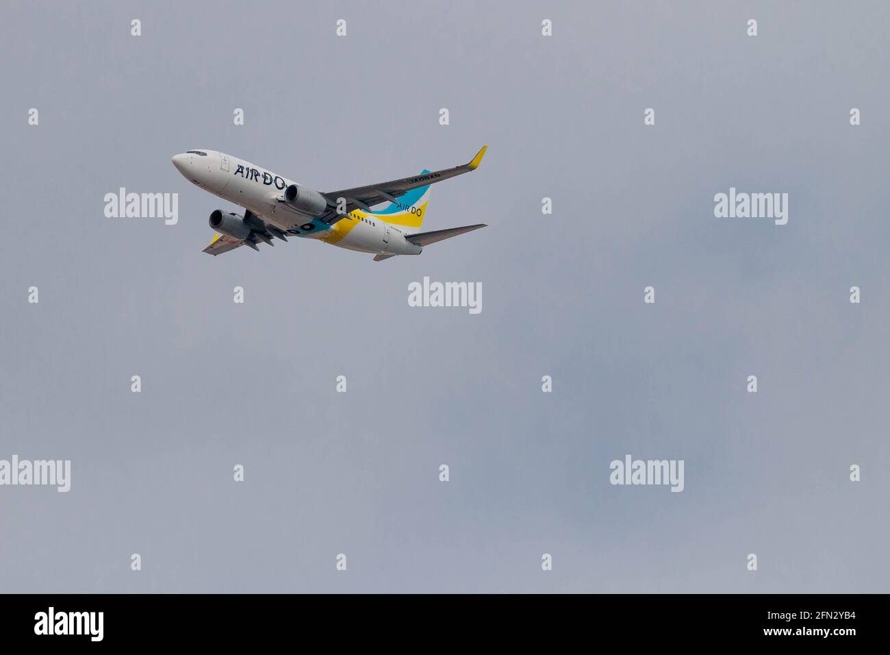 Tokio, Miyagi, Japan. März 2016. Eine von Air Do betriebene Boeing 737-781 fliegt über. Quelle: Damon Coulter/SOPA Images/ZUMA Wire/Alamy Live News Stockfoto