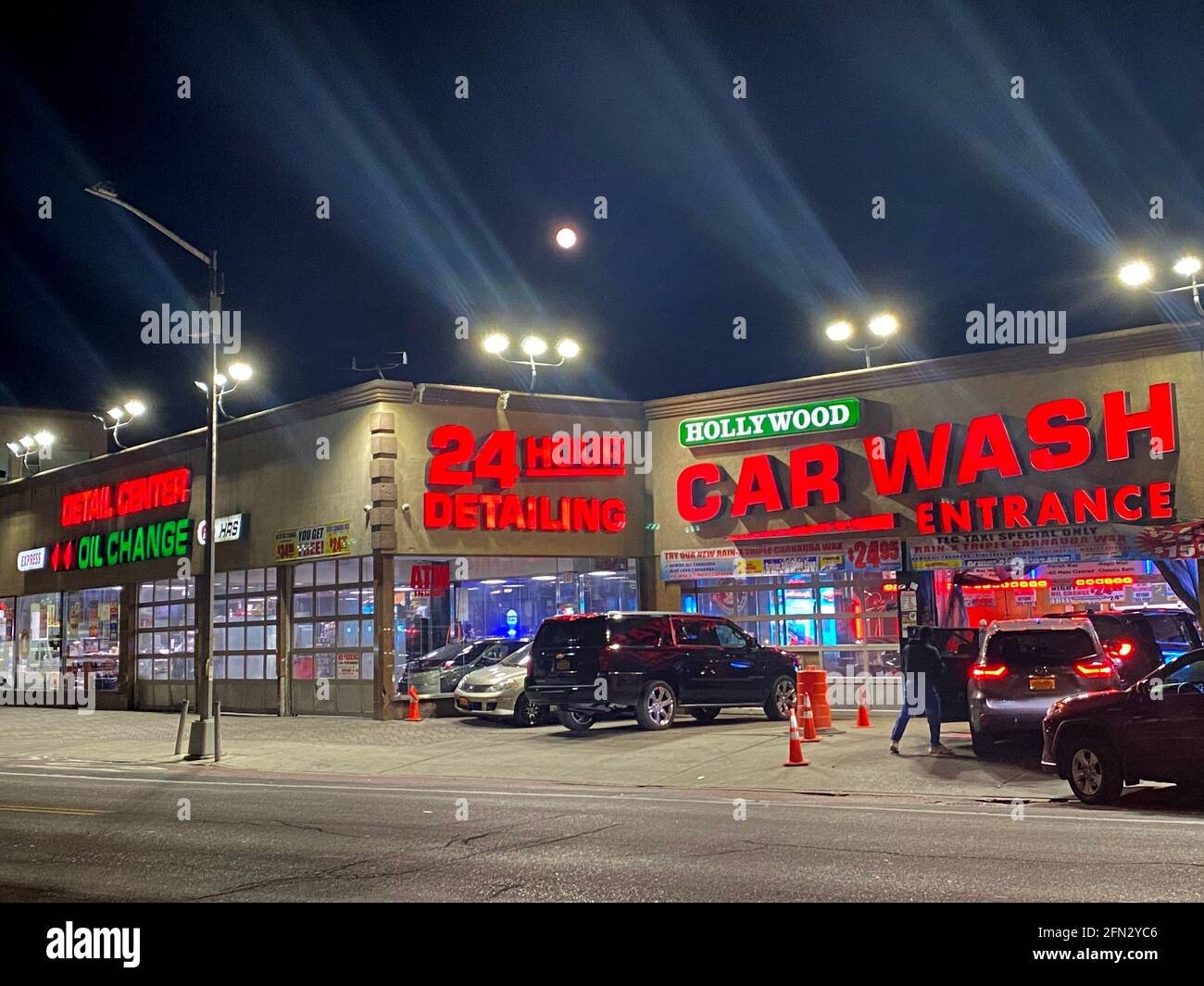 Vollmond über der Hollywood Car Wash an der Ecke Church und Coney