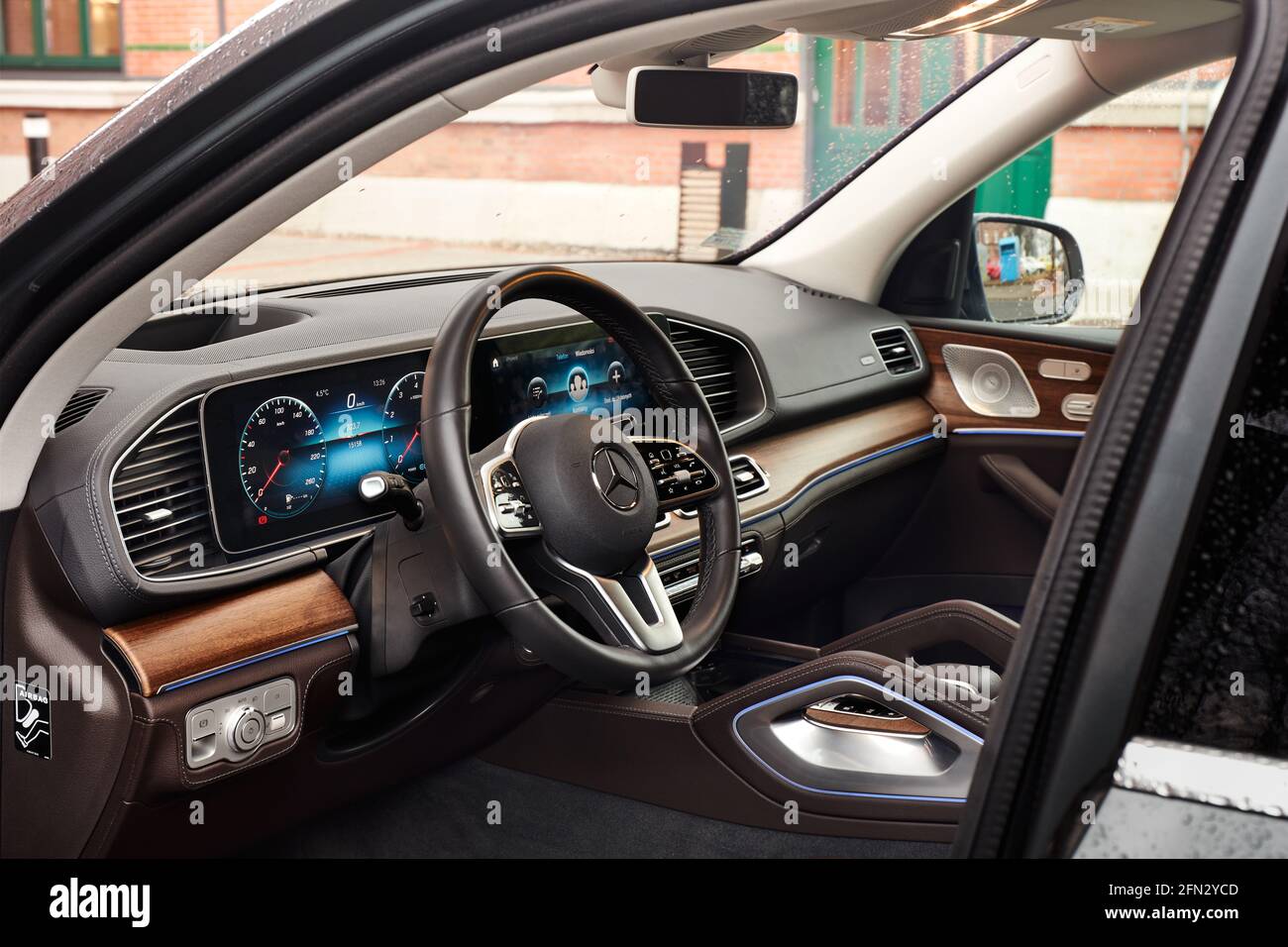 Ruda Slaska/Polen - 01.11.2020: Kabine des Luxus-Mercedes GLE mit echtem Holz und Leder und einem riesigen Multimedia-Bildschirm MBUX fertig. Stockfoto