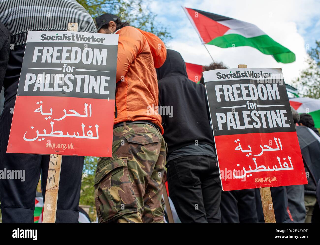 Demonstranten bei der Kundgebung von Save Sheikh Jarrah für ein freies Palästina, bei der die britische Regierung aufgefordert wird, Maßnahmen zu ergreifen und Israel nicht mehr ungestraft zu erlauben. Stockfoto