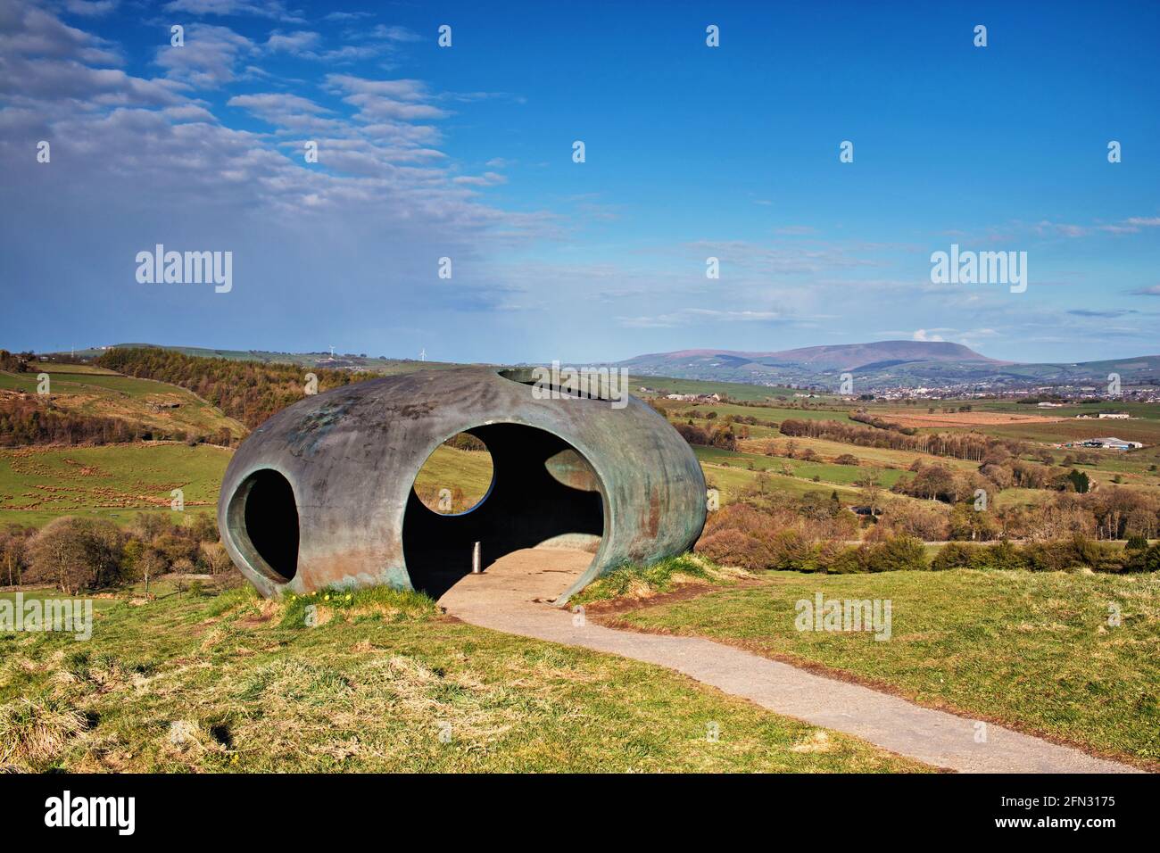 Das warme Morgenlicht taucht in die Landschaft von Pendle, mit dem Wycoller Atom im Vordergrund und dem Pendle Hill in der Ferne Stockfoto