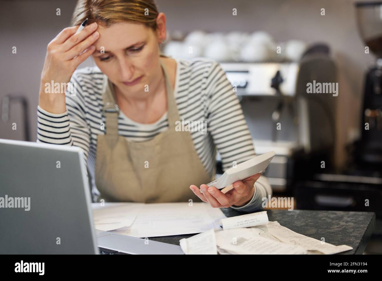 Besorgt Weibliche Inhaberin Des Coffee Shop In Finanzielle Schwierigkeiten Suchen Rechnungen Mit Laptop Und Rechner Durchgehen Stockfoto